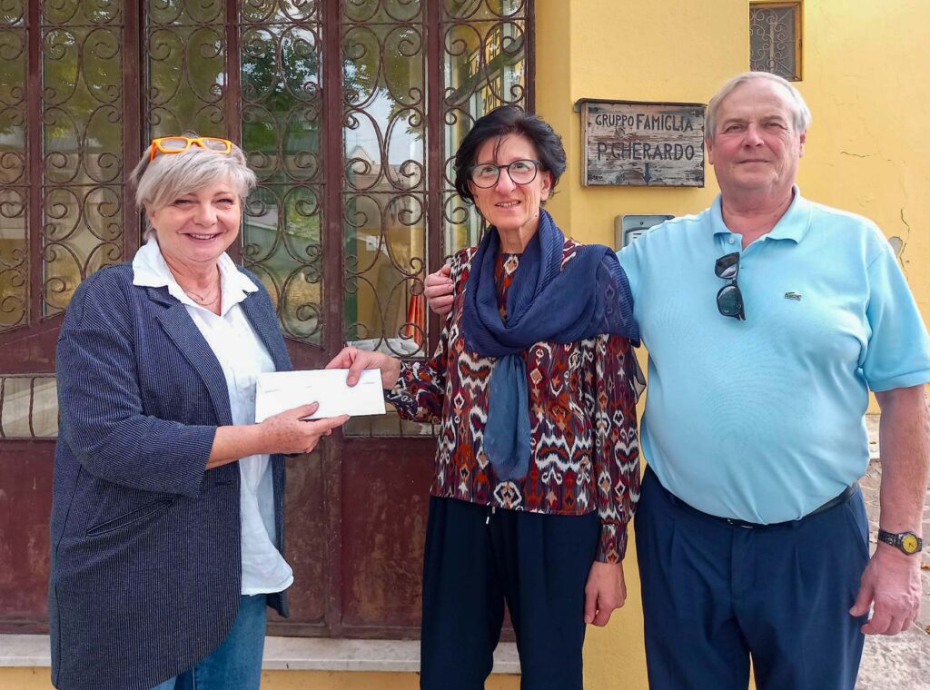 Alessandra Tampellini e il marito Maurizio consegnano la busta della donazione a Maria Scagnelli, presidente del Consiglio di Amministrazione della Casa del Fanciullo.