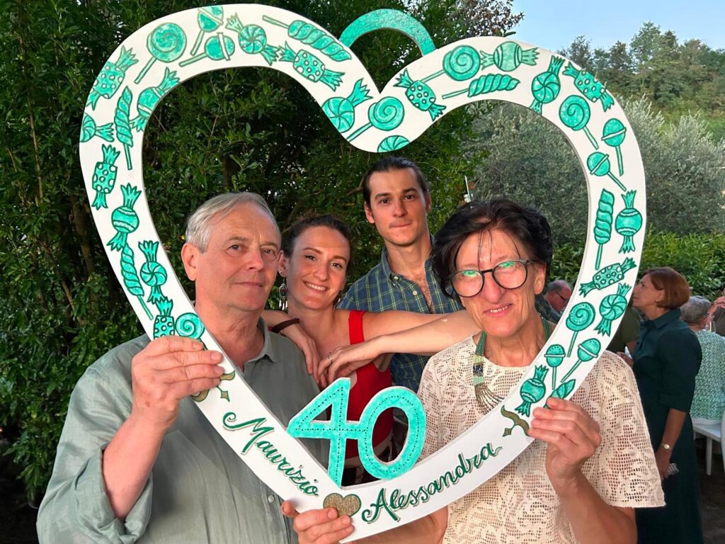 Alessandra Tampellini e il marito Maurizio posano insieme ai figli durante i festeggiamenti per il quarantesimo anniversario di matrimonio.