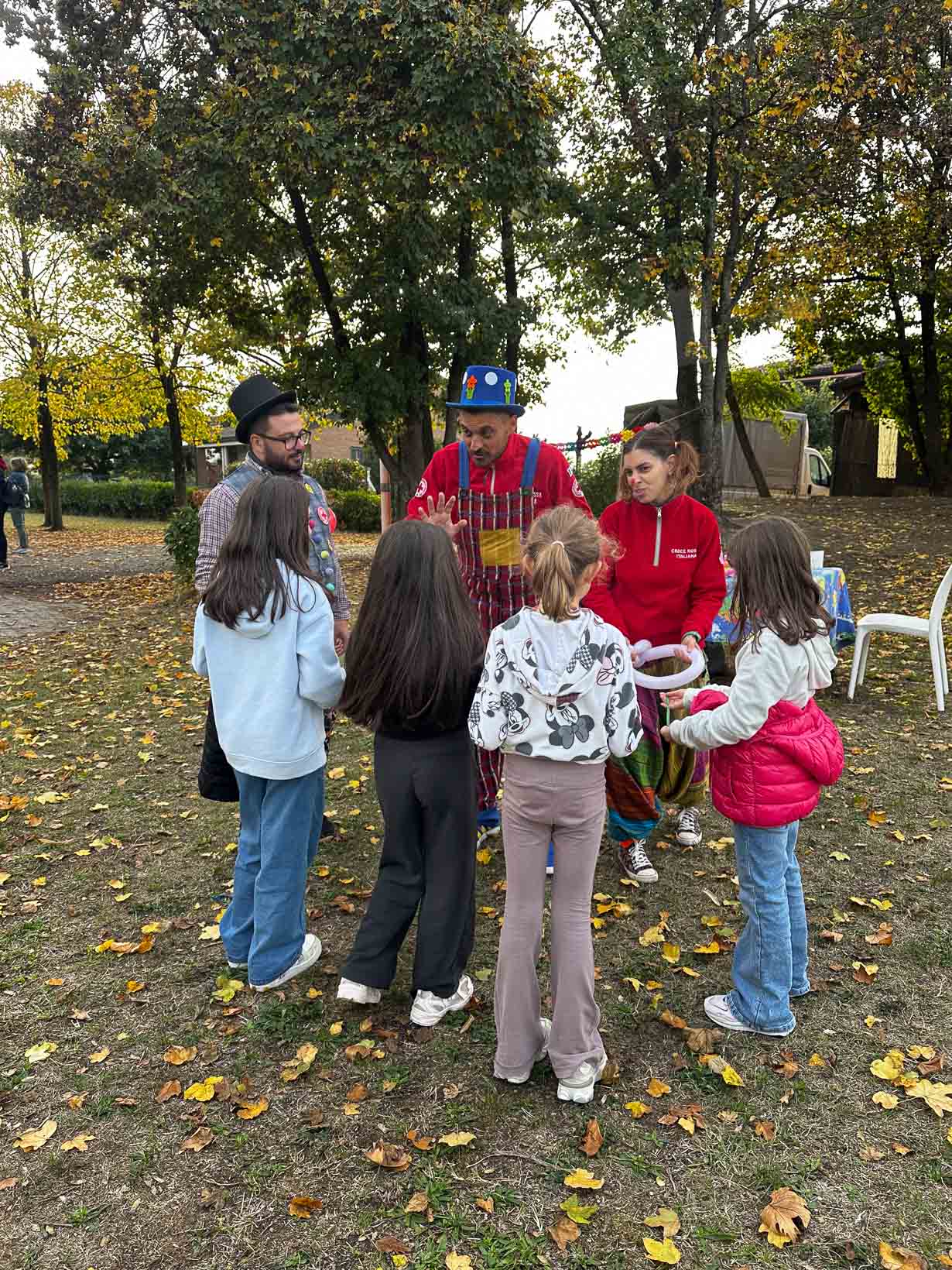 Gli “Inkollati” della Croce Rossa coinvolgono alcuni bambini nelle attività di animazione durante “Un giro tira l’altro”.