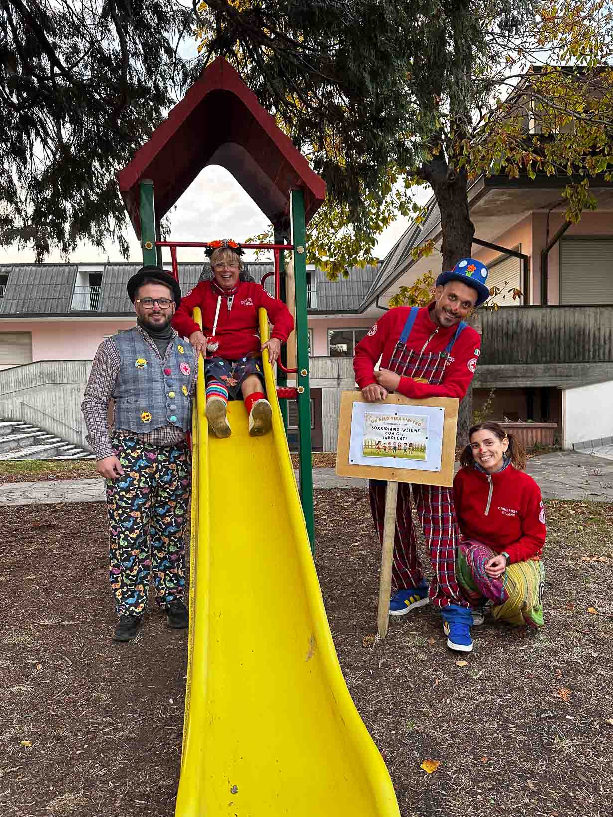 Gli “Inkollati” della Croce Rossa posano nel parco della scuola durante la giornata di “Un giro tira l’altro”.