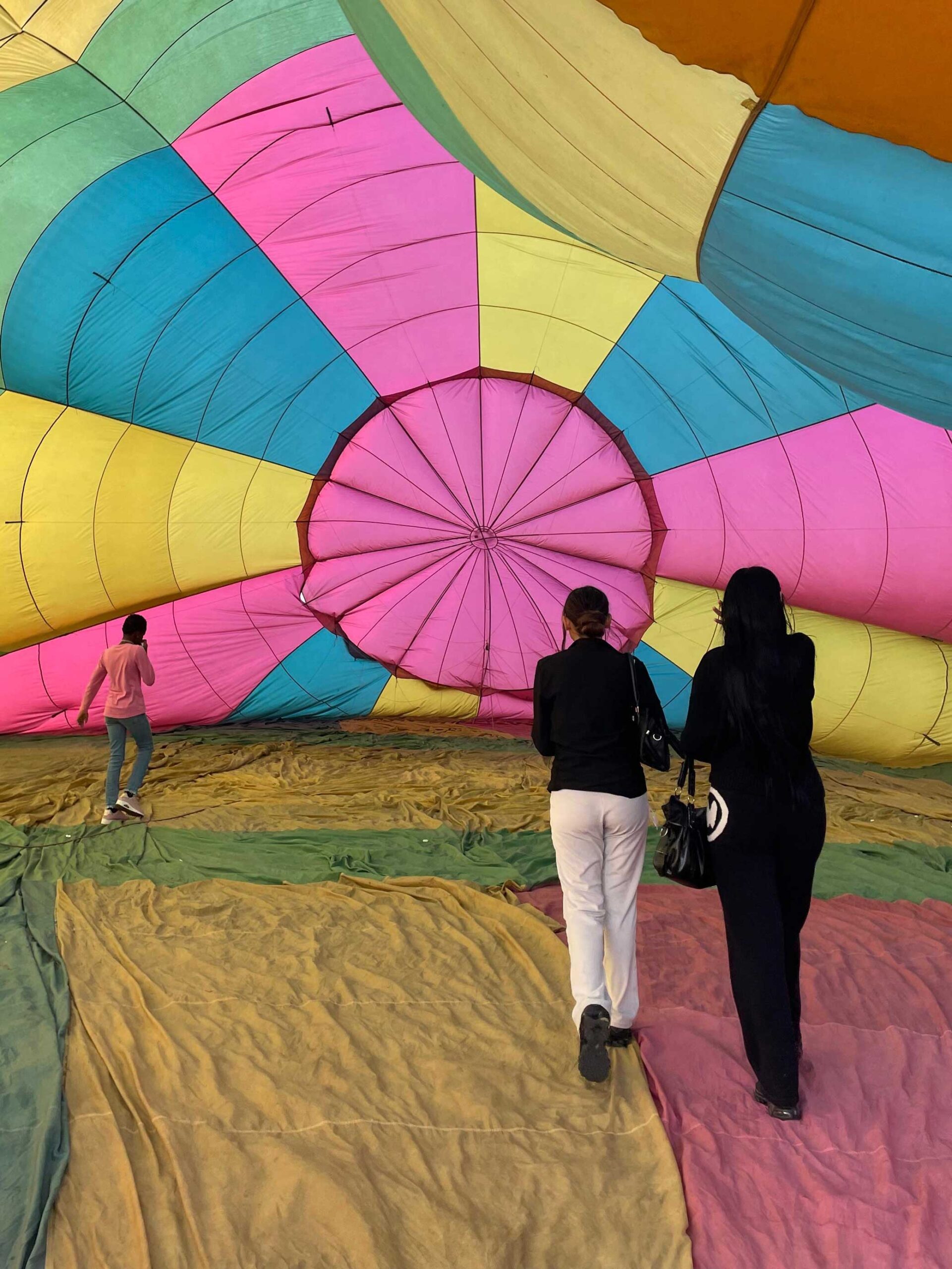 I ragazzi osservano dall’interno una mongolfiera colorata durante la Balloon CUP all’Aeroporto Militare di San Damiano.