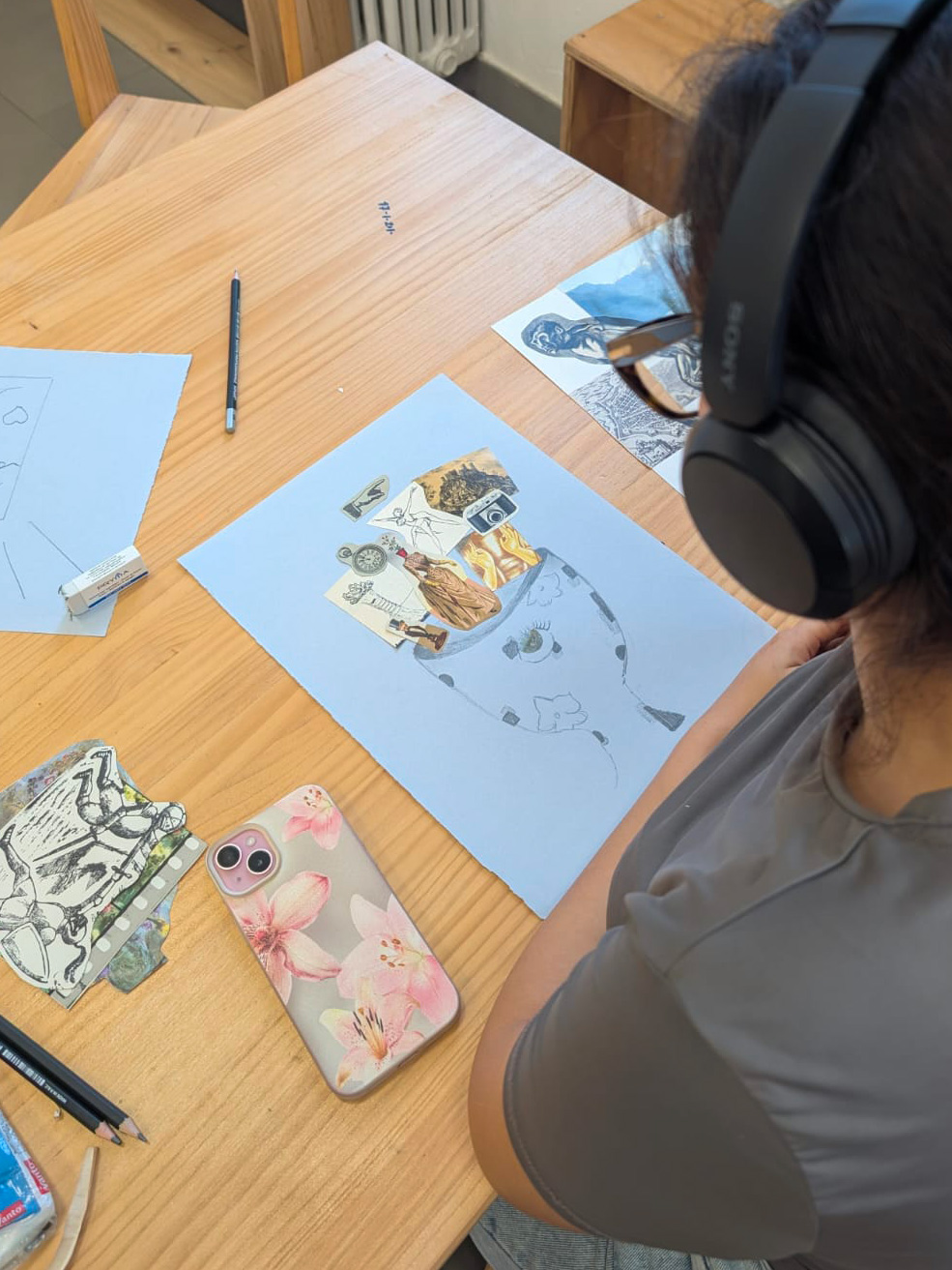 Una ragazza del Centro Socio Educativo Tandem realizza una composizione grafica durante un laboratorio dedicato alle fanzine.