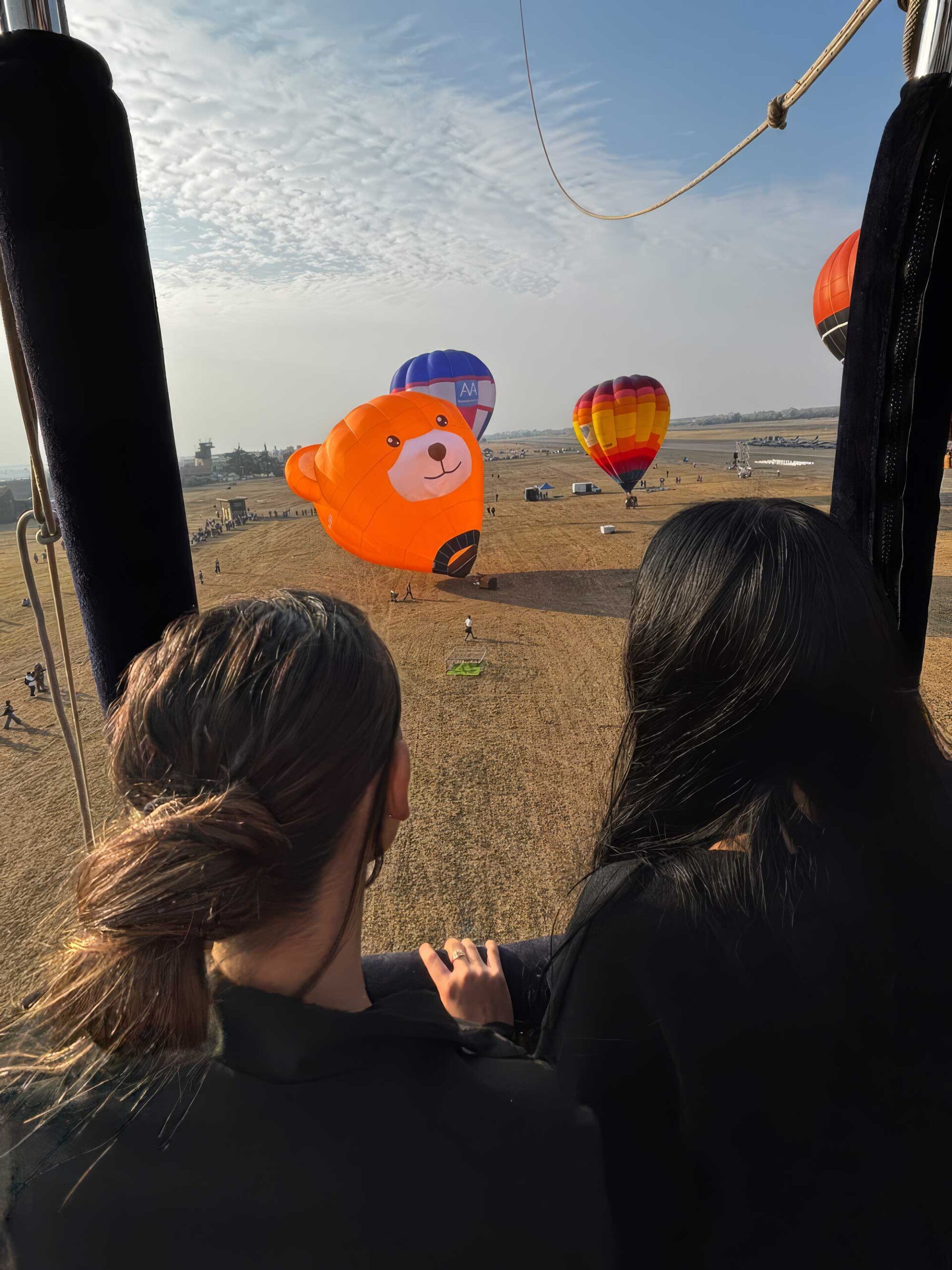 Due ragazze osservano dall’alto altre mongolfiere durante un volo alla Balloon CUP.